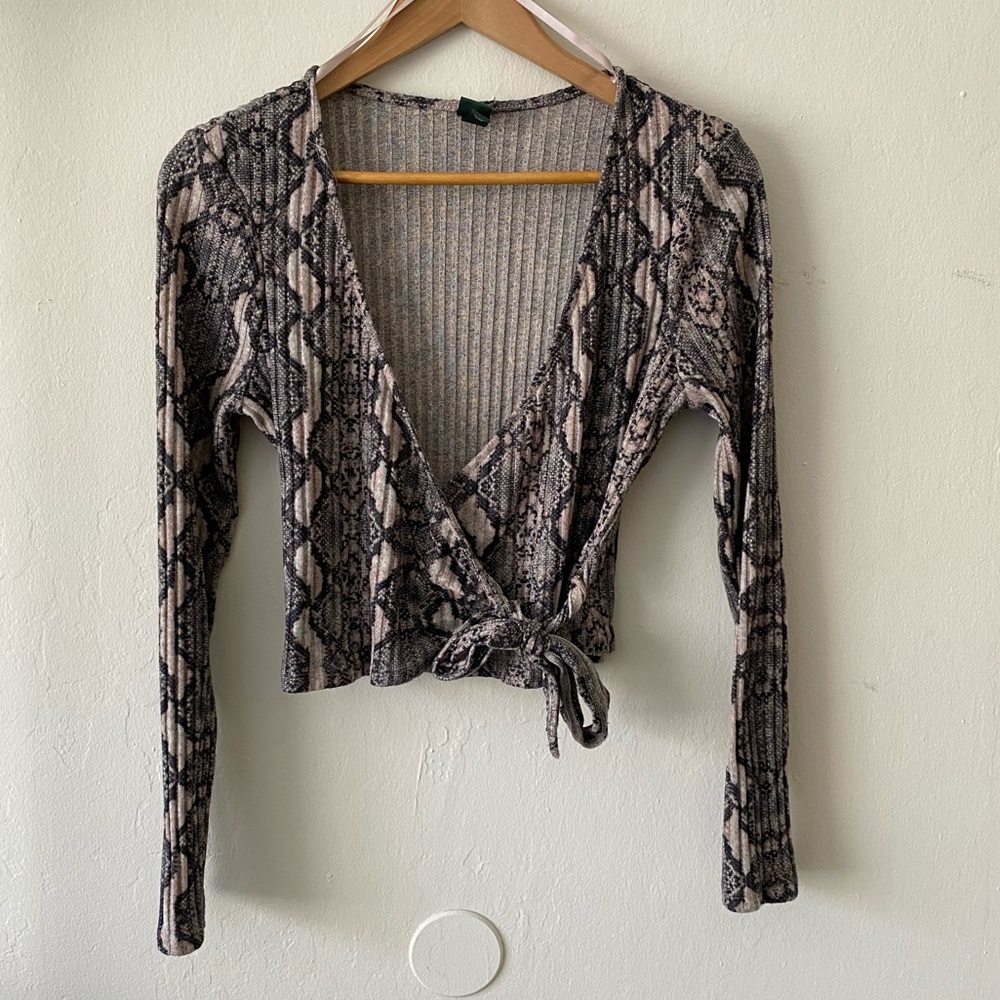 Tie front snake print top 🤎